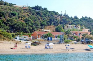 Nur wenige Meter zwischen Ferienhaus Kristina und dem Strand von Agios Georgios