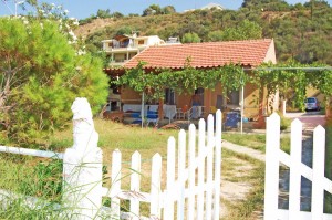 Ferienhaus Eleni mit Gartenbereich in Agios Georgios