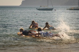 Spaß im Wasser für die Youngsters in Agios Georgios