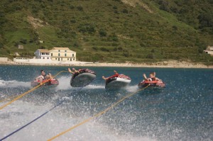 Spaß beim Ringefahren für Jugendliche in Agios Georgios