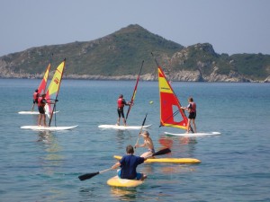 Surfen und paddeln auf Korfu 