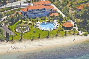 Kleines aber feines Hotel Lily Ann Beach (Pavillon rechts unten ist die Poolbar)