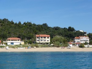 Haus Madgalena (rechts) in direkter Strandlage