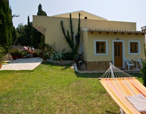 Hinterer Gartenbereich im Haus Miltiades mit Grill und Pergola auf Korfu